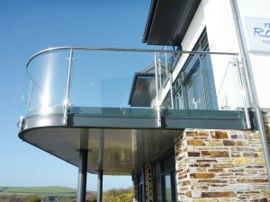 Curved-Glass-Balcony-Rock-Inn-5 