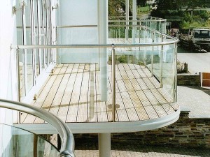 Stainless-Steel-and-Curved-Glass-Balcony-3 