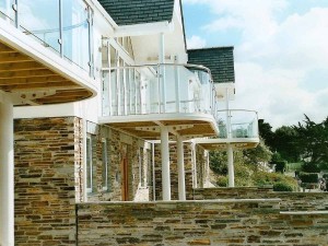 Stainless-Steel-and-Curved-Glass-Balcony-4 