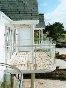 Stainless-Steel-and-Curved-Glass-Balcony-5 