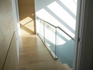 Staircase-Glass-Track      
